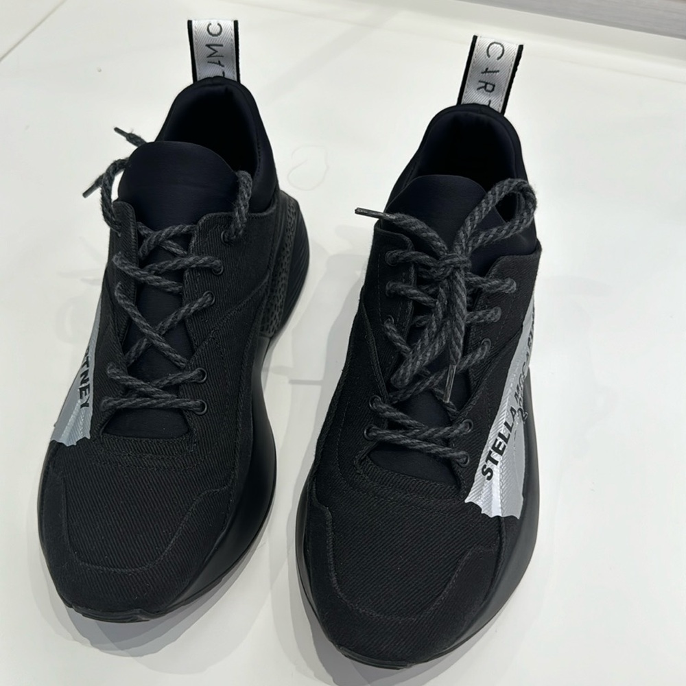 Stella McCartney black sneaker in good condition